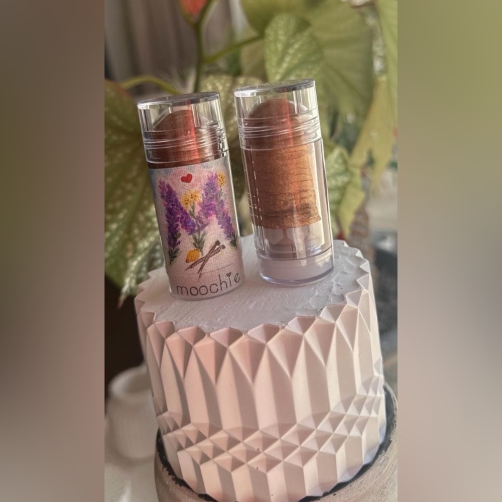 ✨ Moochie Bronzing Serum Stick - Picture 3 of 3